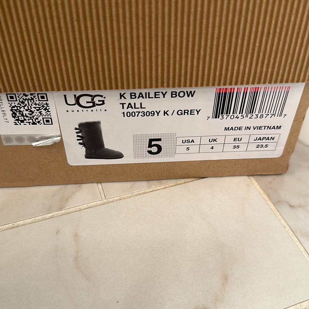UGG K BAILEY BOW TALL GREY KIDS SIZE 5 women’s size 7. Worn 1 time. - Picture 4 of 4